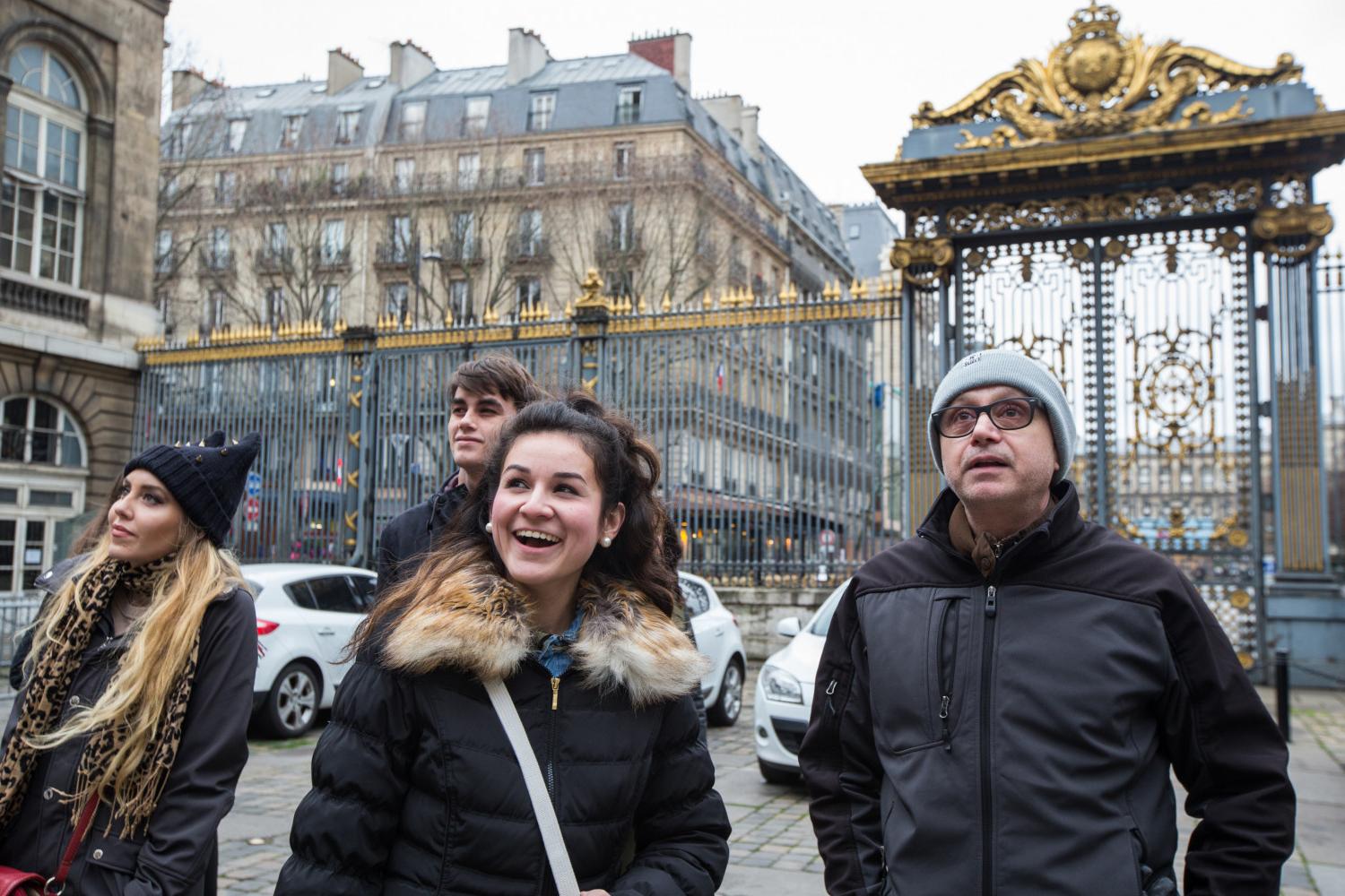 <a href='http://jmt.lafouineuse.net'>博彩网址大全</a> French Professor Pascal Rollet leads students on a study tour in Paris.