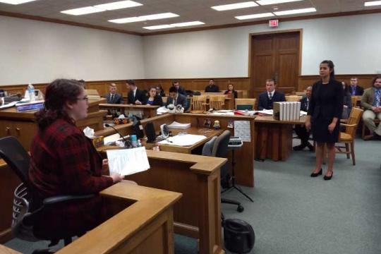 模拟审判比赛在基诺沙县法院举行.